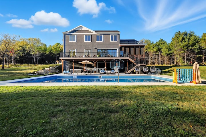 Exec Retreat Heated Pool 7 Beds; 2.5 Bath 6000 sf