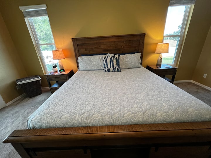 Spite ako bábätko! Nový matrac december 2024. Skriňa má rôzne vankúše (mäkké, stredné a pevné). Spálňa bola novo natretá v máji 2025. Kvalitné obliečky od spoločnosti MyPillow.