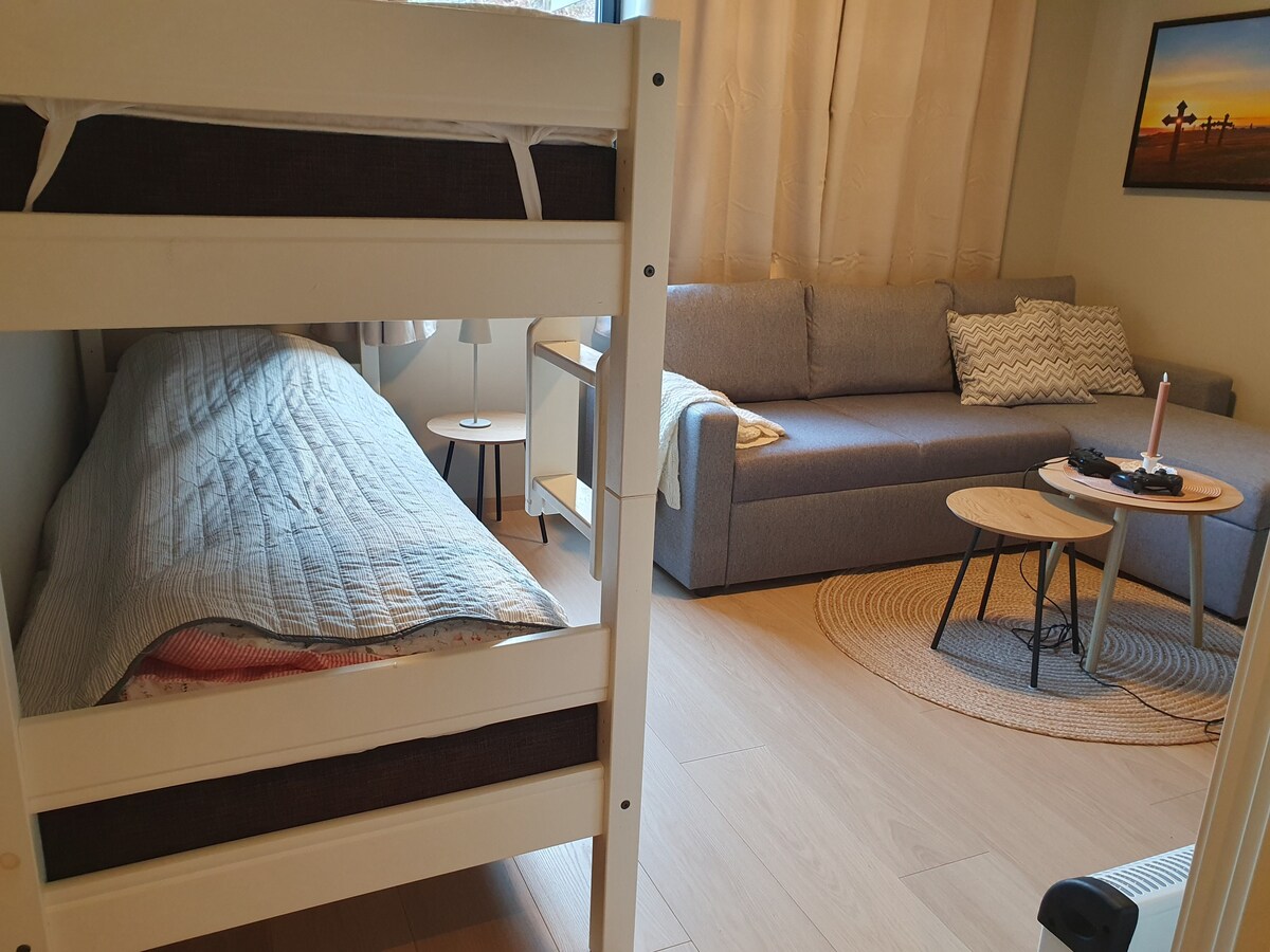 საძინებელი ორსართულიანი საწოლითა და გასაშლელი დივნით