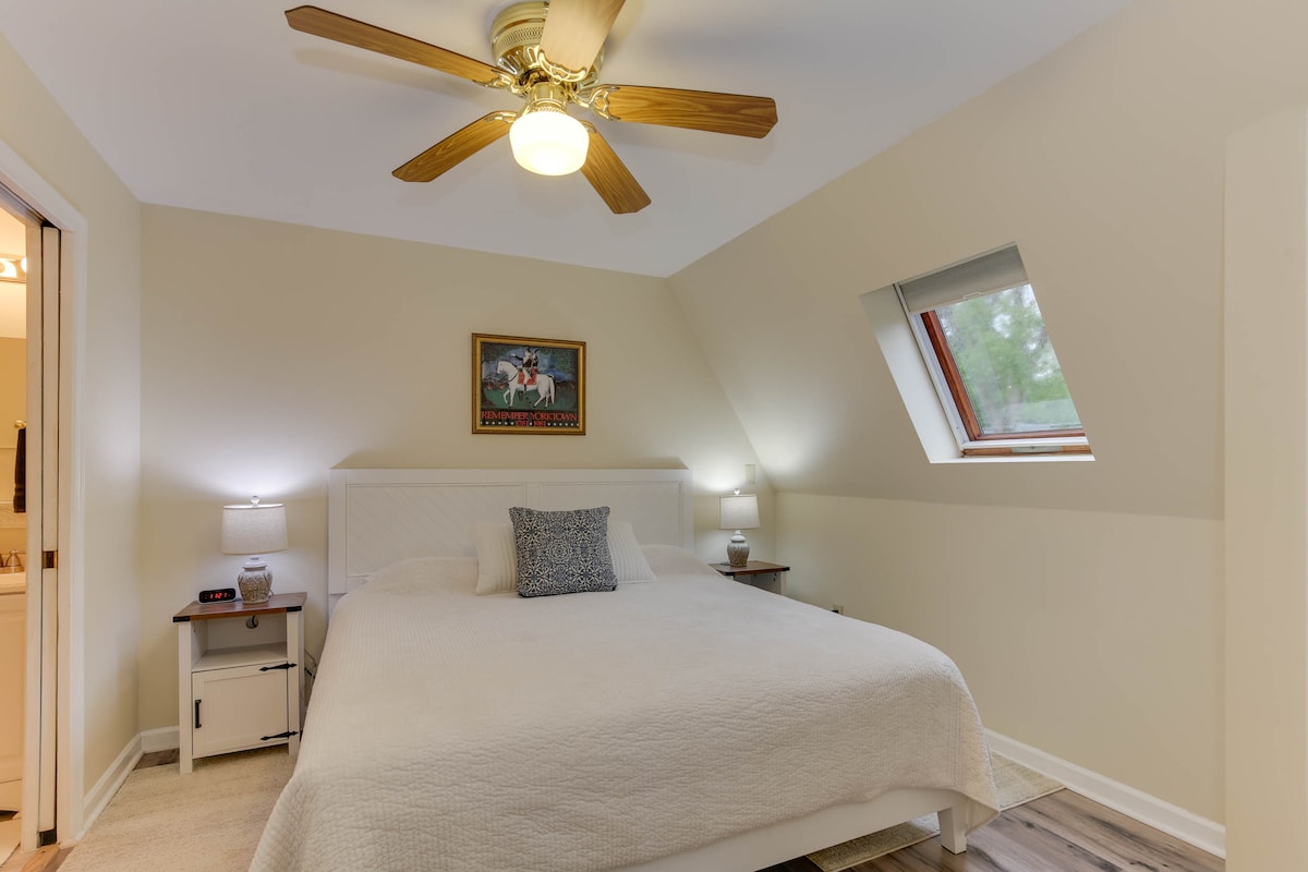 Bedroom with a king size bed.