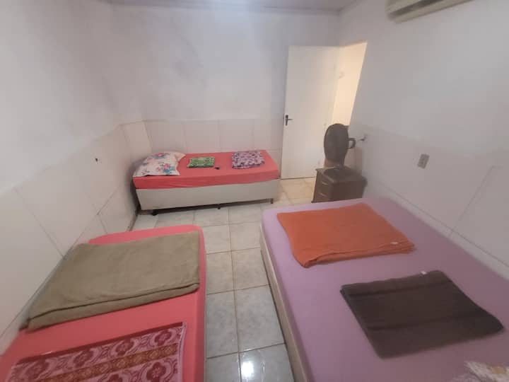 سرير مزدوج وصندوقان منفردان ودرج واحد بالإضافة إلى مروحة واحدة