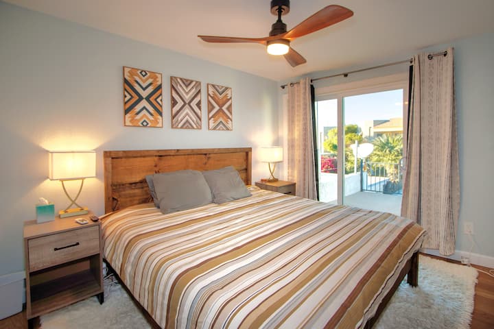 Godoro jipya la ukubwa wa kifalme la Nectar na fremu ya kitanda ya mbao iliyotengenezwa nyumbani kutoka kwa timu ya useremala ya baba na mwana wa eneo husika