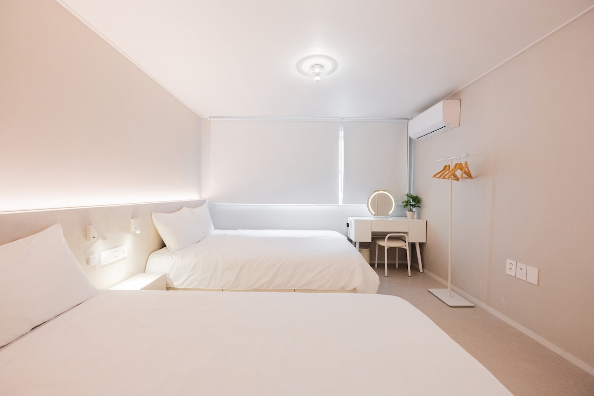 Пространите соби се конфигурирани со сопствен дизајн за странски патници.
Нуди удобен одмор со соба за 4 лица со 2 брачни кревета и простран простор за лесно складирање на багажот.
Сите постелнини се за нега на алергии, а завесите за затемнување се поставени за длабок сон, што обезбедува удобна средина за спиење. 

Опремен е со внимателно осмислени удобности како што се масичка за облекување, фен за коса, машина за исправување коса и универзален штекер од 220V, обезбедувајќи удобен престој без непријатности за време на патувањето.

* Дополнително се обезбедува подна прекривка за 14 лица или повеќе