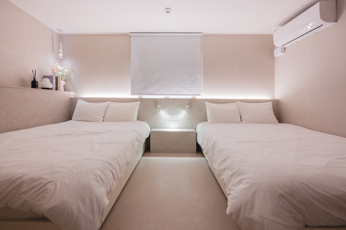 Тоа е спална соба за опуштање која дава поудобно чувство со суптилно осветлување и индиректно осветлување. 
Додадовме удобност со врвна постелнина за заштита од алергии.

За целосно да се ослободите од заморот од патувањето 
Просторот е удобен.