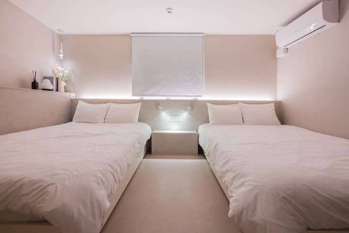 Es un dormitorio relajante que da una sensación más acogedora con iluminación sutil e iluminación indirecta. 
Agregamos comodidad con ropa de cama premium para el cuidado de las alergias.

Para aliviar completamente la fatiga del viaje 
Es un espacio cómodo.