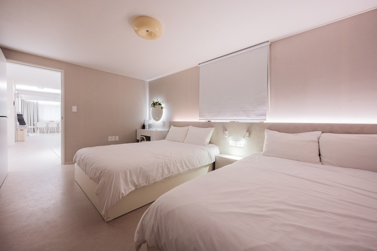 Удобната спална соба 2 се состои од 2 брачни кревета (широки 150-179 см), луксузна постелнина за заштита од алергии, тоалетна масичка и стол, фен за коса, фигаро за виткање коса, закачалка и шкаф.

Тоа е спална соба за опуштање која дава поудобно чувство со суптилно осветлување и индиректно осветлување. 
За целосно да се ослободите од заморот од патувањето 
Просторот е удобен.