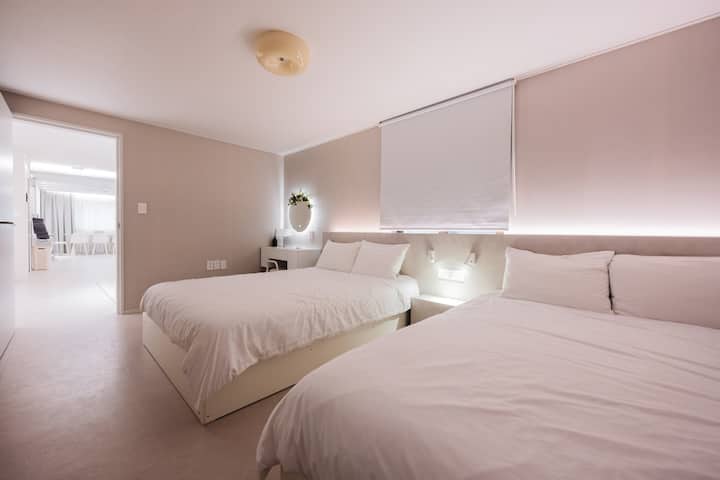 El acogedor dormitorio 2 consta de 2 camas tamaño queen, ropa de cama de lujo para el cuidado de alergias, tocador y silla, secador de pelo, plancha para rizar, percha y armario.

Es un dormitorio relajante que da una sensación más acogedora con iluminación sutil e iluminación indirecta. 
Para aliviar completamente la fatiga del viaje 
Es un espacio cómodo.