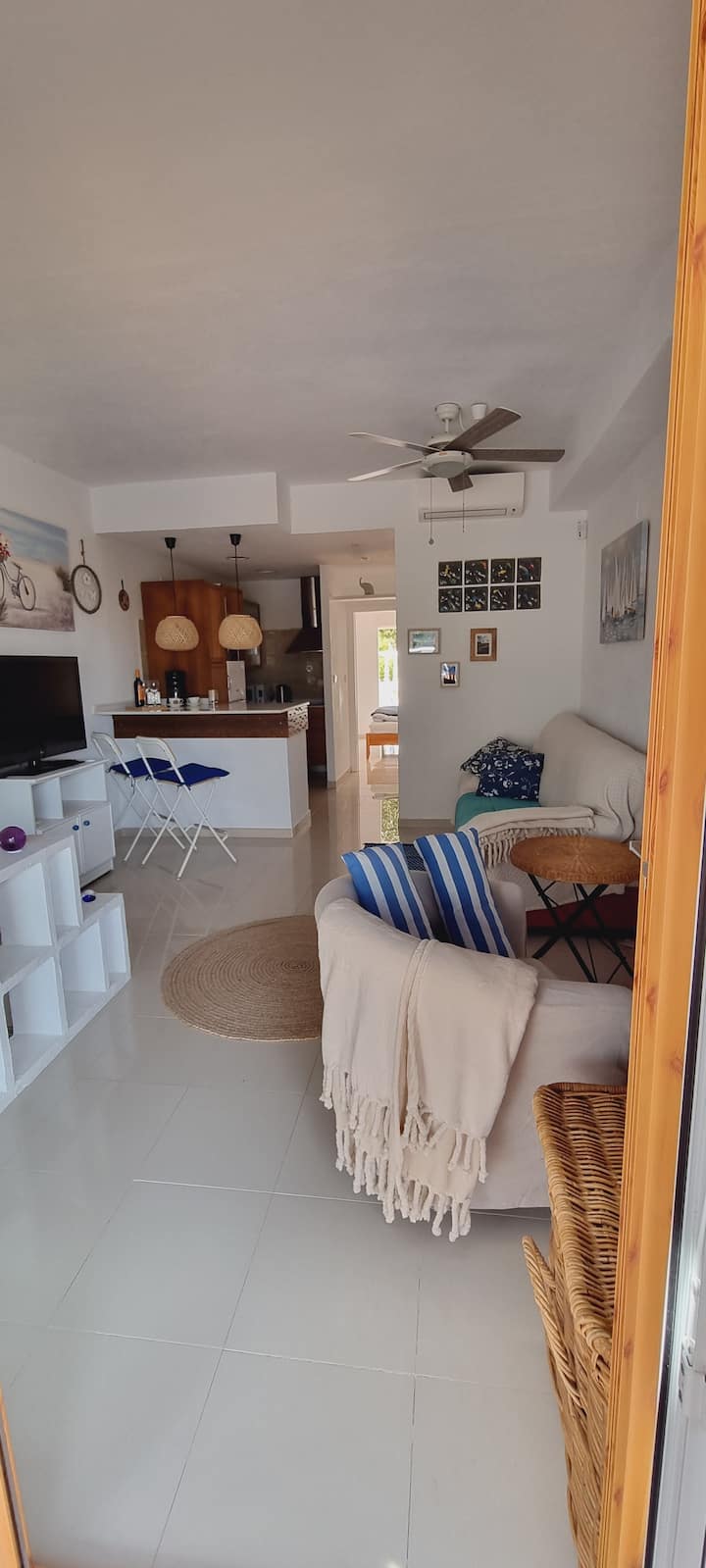 A distância da praia a cerca de 800m,  no verão você pode se locomover pela aldeia de trem . 
Mercearia, restaurantes , lojas de lembranças a cerca de 100m da casa.