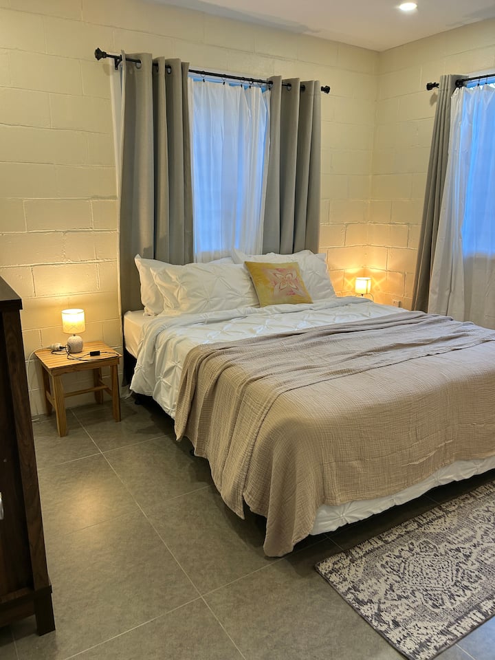 Oddýchnite si na pohodlnej manželskej posteli s vylepšenými vankúšmi a posteľnou bielizňou. Klimatizácia a stropný ventilátor, ktoré vás ochladia, stmavujúce závesy pre vaše pohodlie, koberec a dostatok okien, aby ste mohli vpušťať čerstvý ostrovný vzduch, množstvo úložného priestoru.