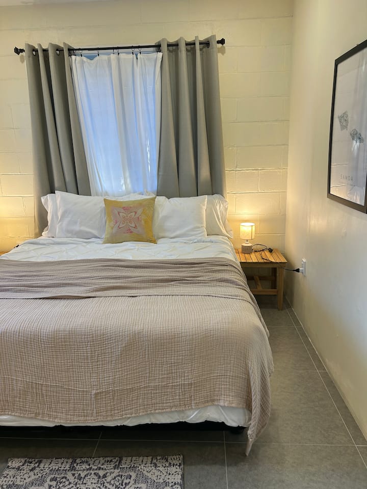 Oddýchnite si na pohodlnej manželskej posteli s vylepšenými vankúšmi a posteľnou bielizňou. Klimatizácia a stropný ventilátor, ktoré vás ochladia, stmavujúce závesy pre vaše pohodlie, koberec a dostatok okien, aby ste mohli vpušťať čerstvý ostrovný vzduch, množstvo úložného priestoru.