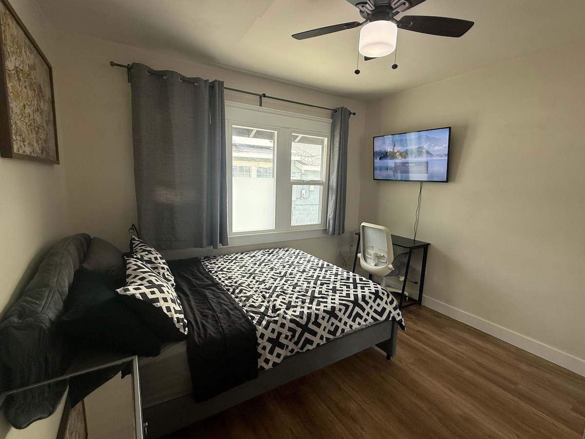 سرير بحجم كوين وتلفزيون ذكي 43بوصة 4K HDR