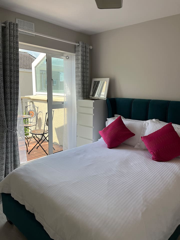 Luxury 2 bed Apartment with Sea Views