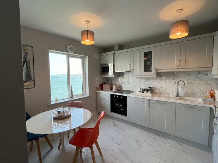 Luxury 2 bed Apartment with Sea Views