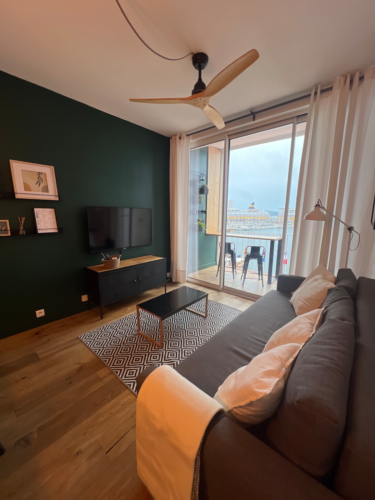Successful Airbnb property: Harbor-view apartment Ocean view in Toulon