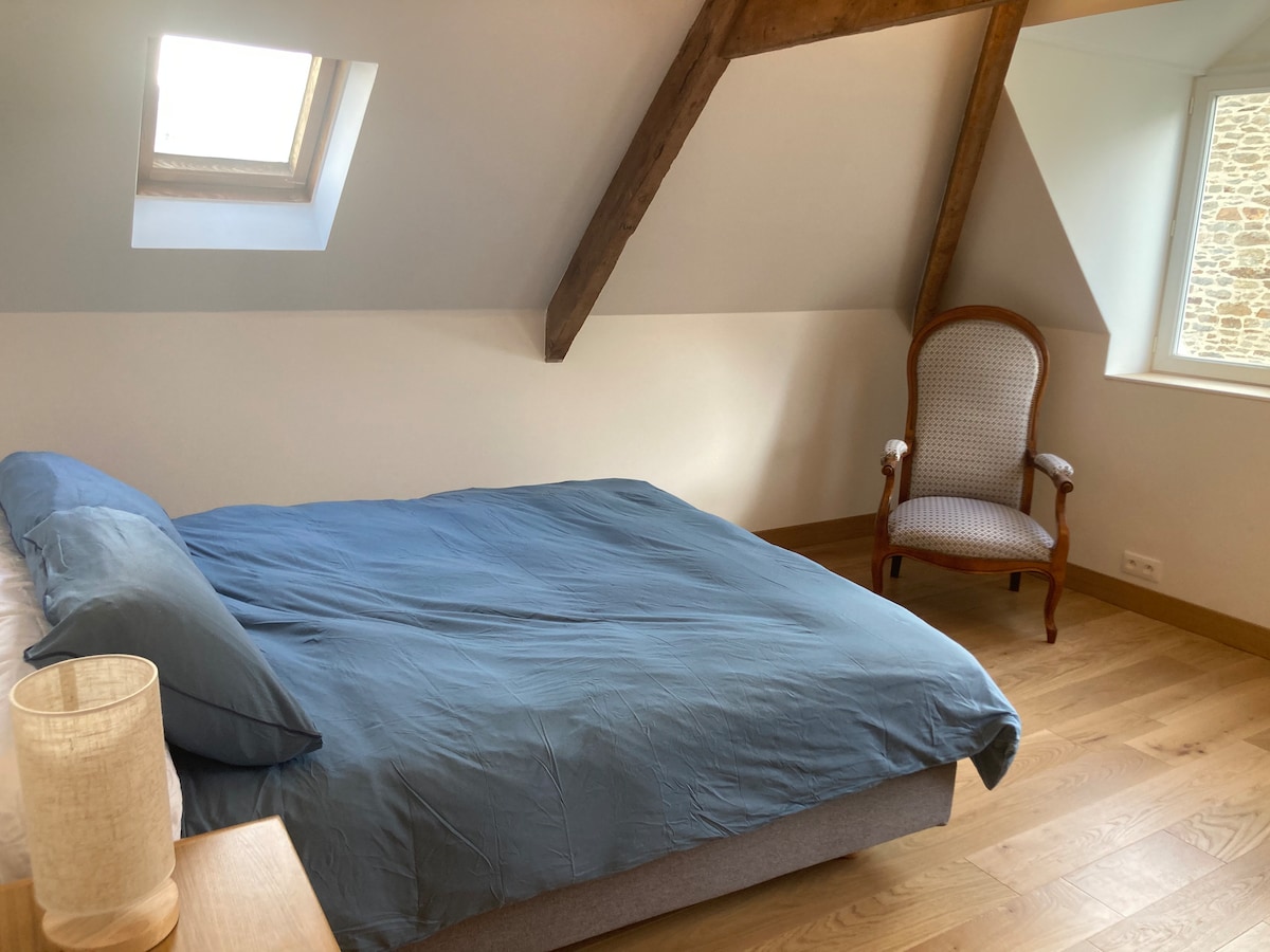 Dhomë gjumi me krevat dopio "queen" (2 jastëkë dhe një edredon)
1 tavolinë  + abazhur pranë krevatit 
Një komodinë
Një karrige Voltaire
Pajisje për kujdesin e fëmijëve (park për fëmijë, krevat me çadër, tapet zgjimi...)
Mbajtësi i bagazheve (për të shmangur vendosjen e tyre në krevat!)