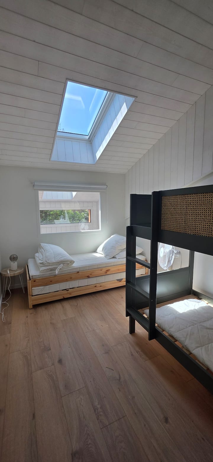 lit en bois clair:  lit gigogne 2 couchages en 80x190 ou mis côte a côte ca fait 1 lit 160x190
literie neuve 