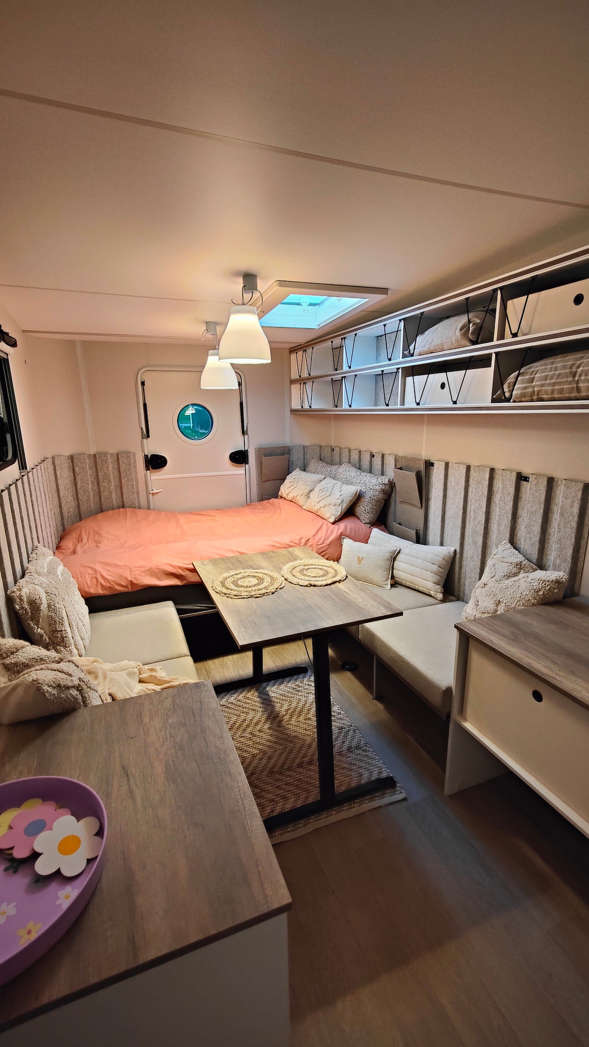 Top performing Airbnb: Atmospheric caravan dishes in Texel