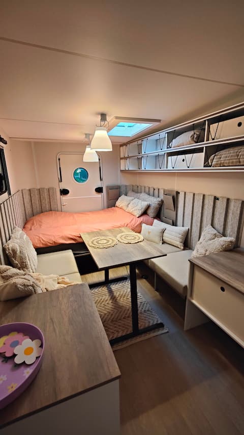 Top performing Airbnb: Atmospheric caravan dishes in Wijk 00 Het Oude Land En Duingebied