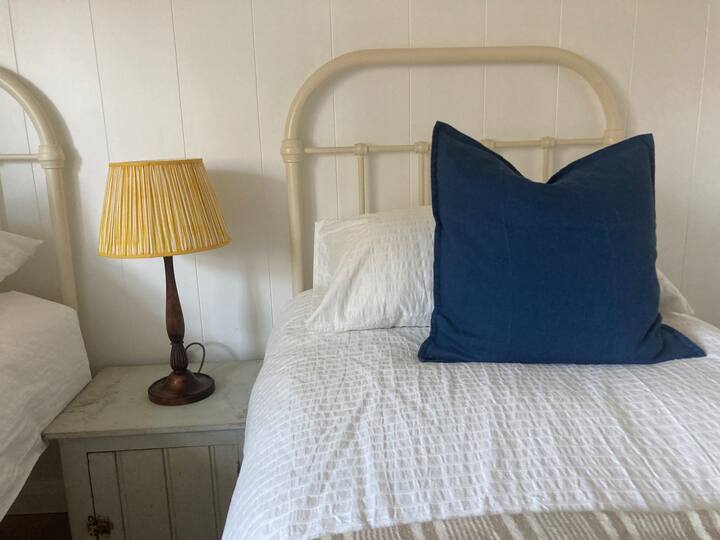 غرفة مزدوجة مع أسرّة بحجم البالغين