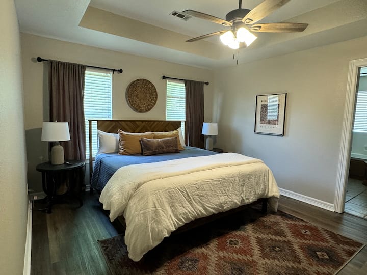 Dhomë gjumi kryesore me krevat dopio "king" dhe TV