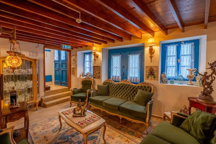 Ertuhi Manor | Family Antiques In Ayvalık - Ayvalık