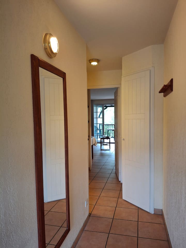 výhľad z predných dverí so spálňou naľavo vrátane troch vankúšov, troch obliečok na vankúše, matracovej podložky a paplónu 