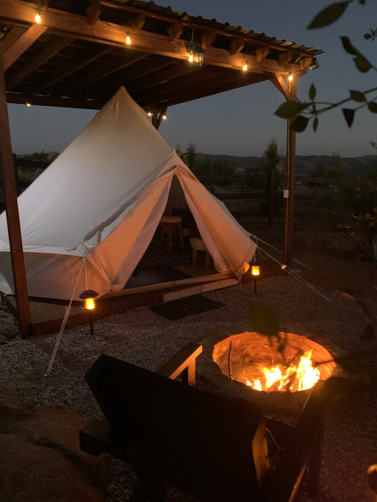 Lagerfeuerbereich vor dem Zelt mit Stühlen