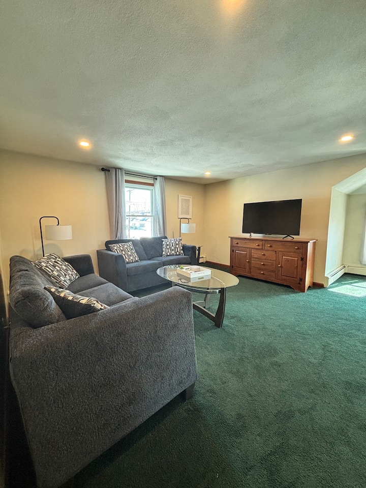 Spacious Apartment With Balcony, Sleeps 5 - Bristol, RI