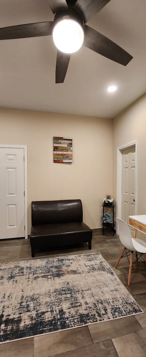 Successful Airbnb property: Newly renovated studio private entrance for 2. in Laredo