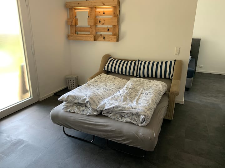 ספה נפתחת וארון בגדים