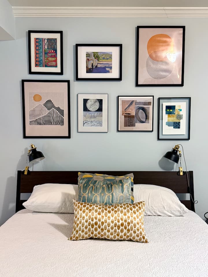 Celý priestor je vkusne a pohodlne zariadený.