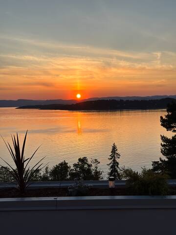Utsiktleilighet nær strand og by