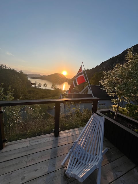 Beautiful cabin by the lake and near Preikestolen