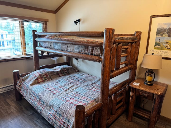 Veľká, svetlá druhá spálňa s pohodlnou samostatnou posteľou nad manželskou posteľou.