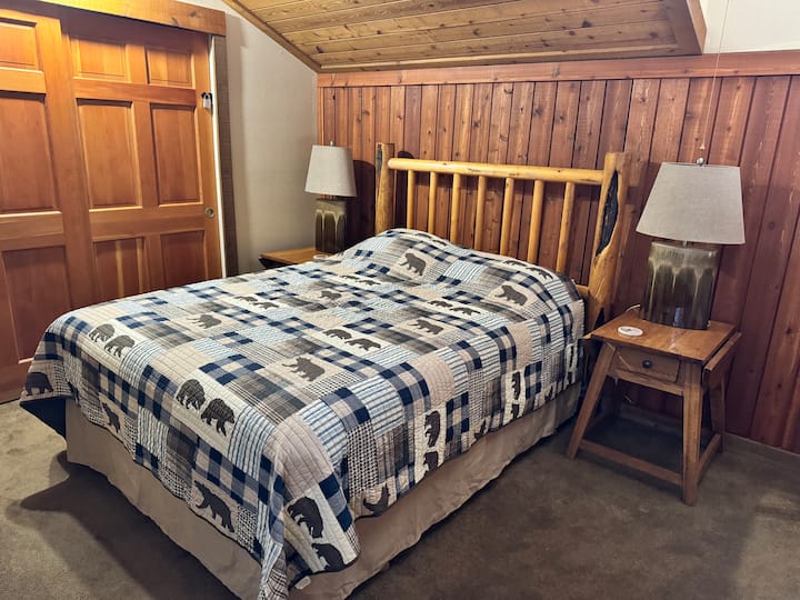 Veľká štvrtá spálňa/podkrovie je na poschodí a má vlastnú kúpeľňu. 