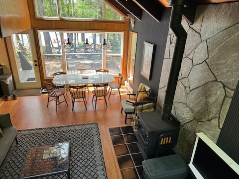Successful Airbnb property: Lakefront cottage, hot tub, dock beach canoe&SUPs in Lake Of Bays