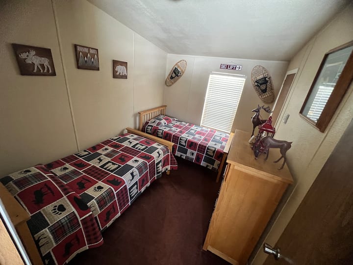 שתי מיטות זוגיות 