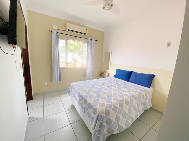 Výhľad na izbu s televízorom.