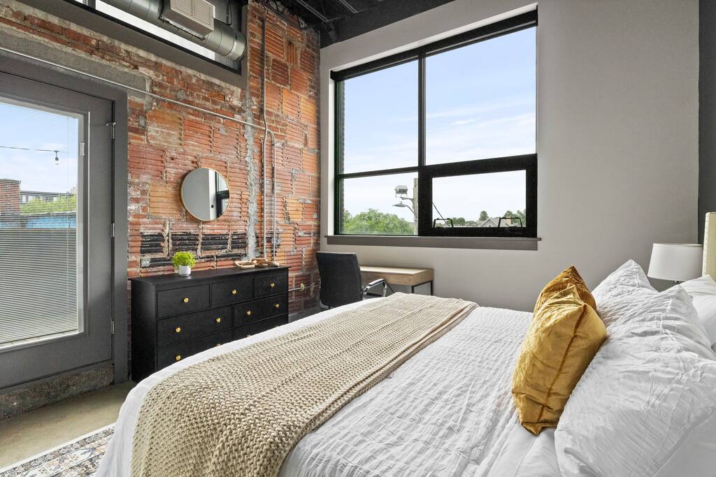 LUXE Loft • King Bed, Work Desk, Outdoor Balcony