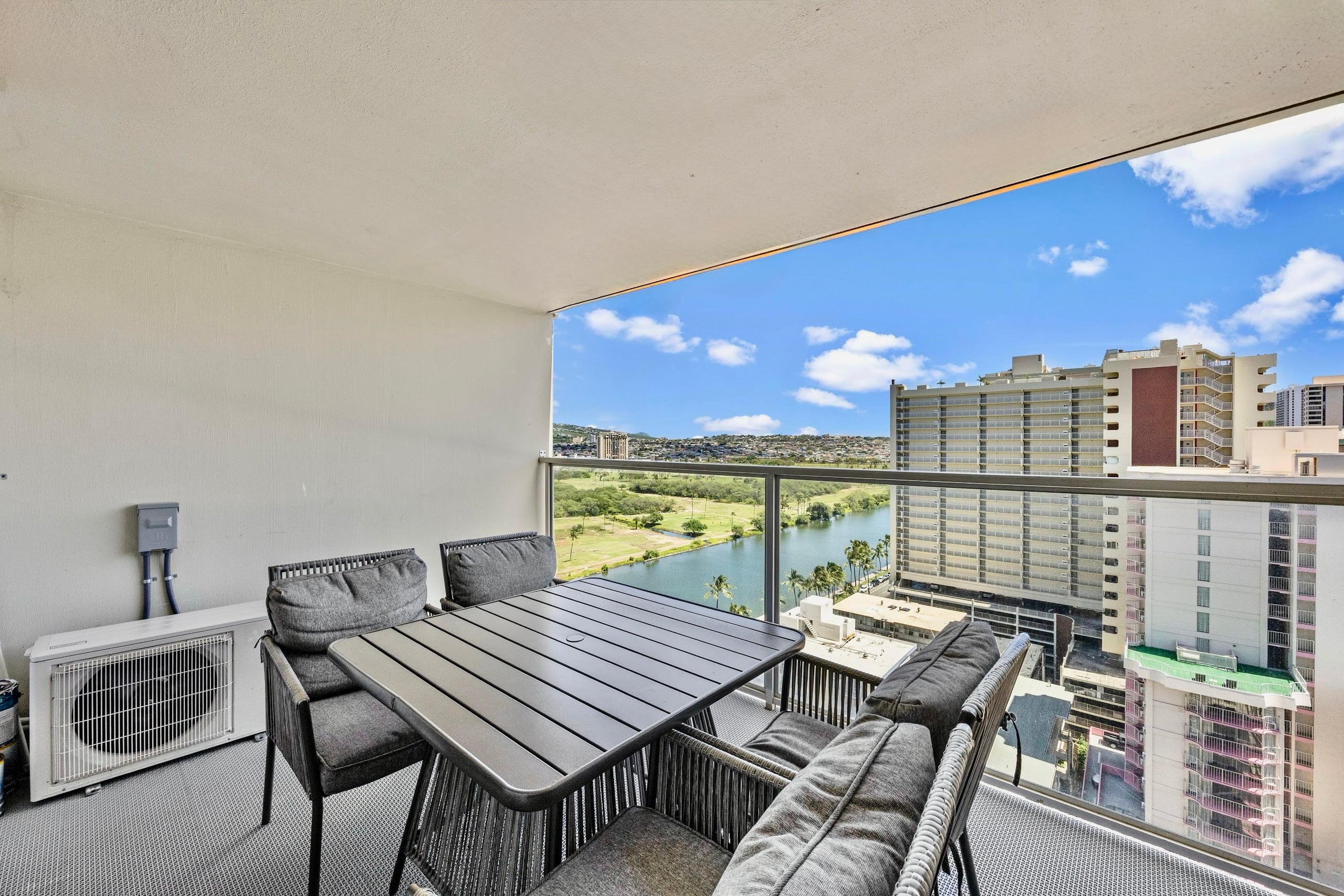 20F-Newly Remodeled Cozy Studio w/2Queens-Waikiki~ - Image 37