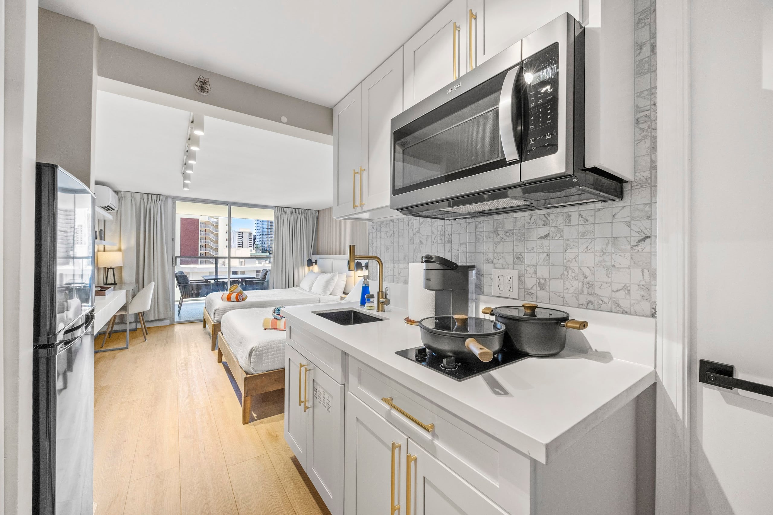 20F-Newly Remodeled Cozy Studio w/2Queens-Waikiki~ - Image 19