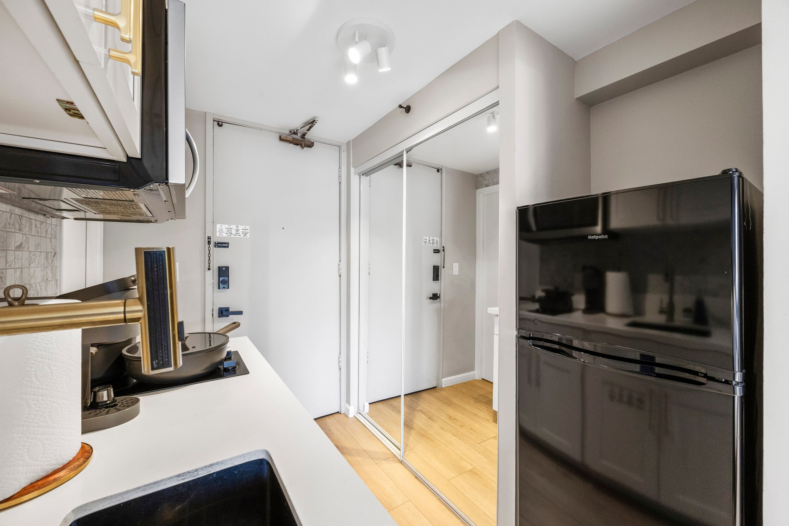 20F-Newly Remodeled Cozy Studio w/2Queens-Waikiki~ - Image 22