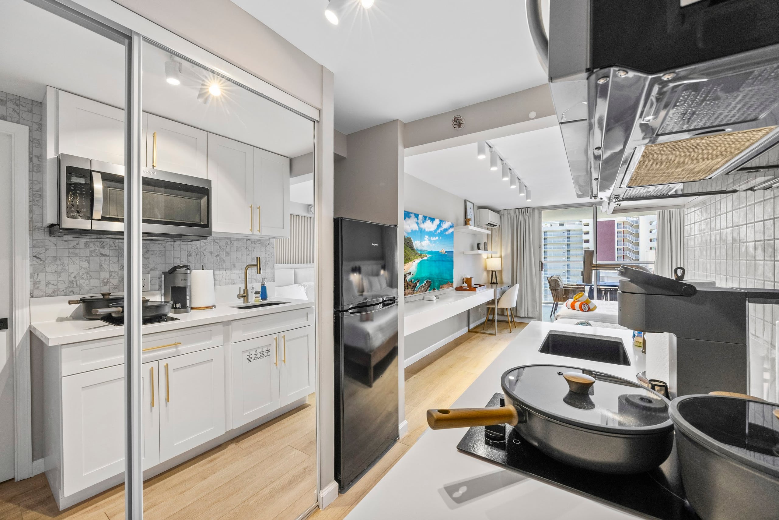 20F-Newly Remodeled Cozy Studio w/2Queens-Waikiki~ - Image 16