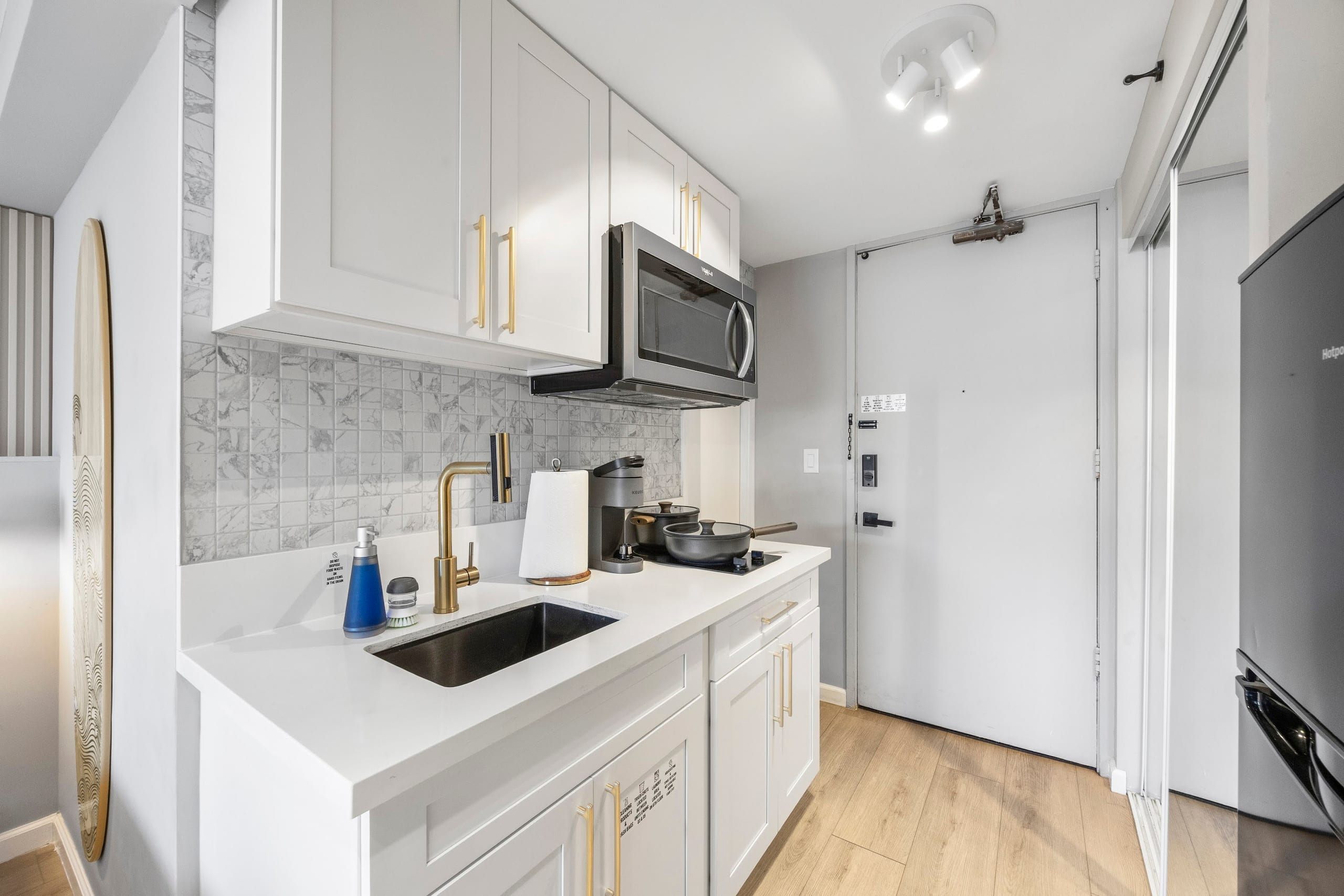 20F-Newly Remodeled Cozy Studio w/2Queens-Waikiki~ - Image 13