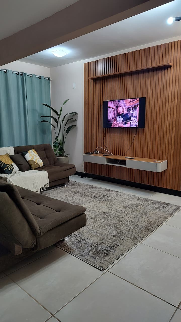 客厅配备两张沙发床、电视和互联网 