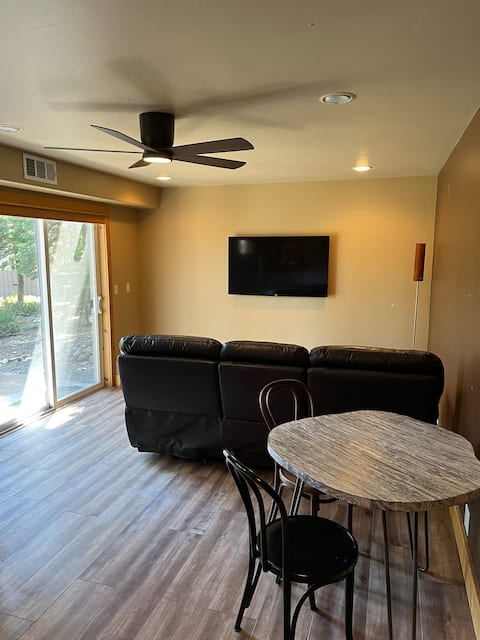 Top performing Airbnb: ADU walking distance to lake in Cedar Flat