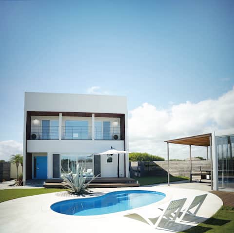 [Spacious and luxurious GARDEN with a sea breeze] Pool / Luxury BBQ room with glass walls and air co