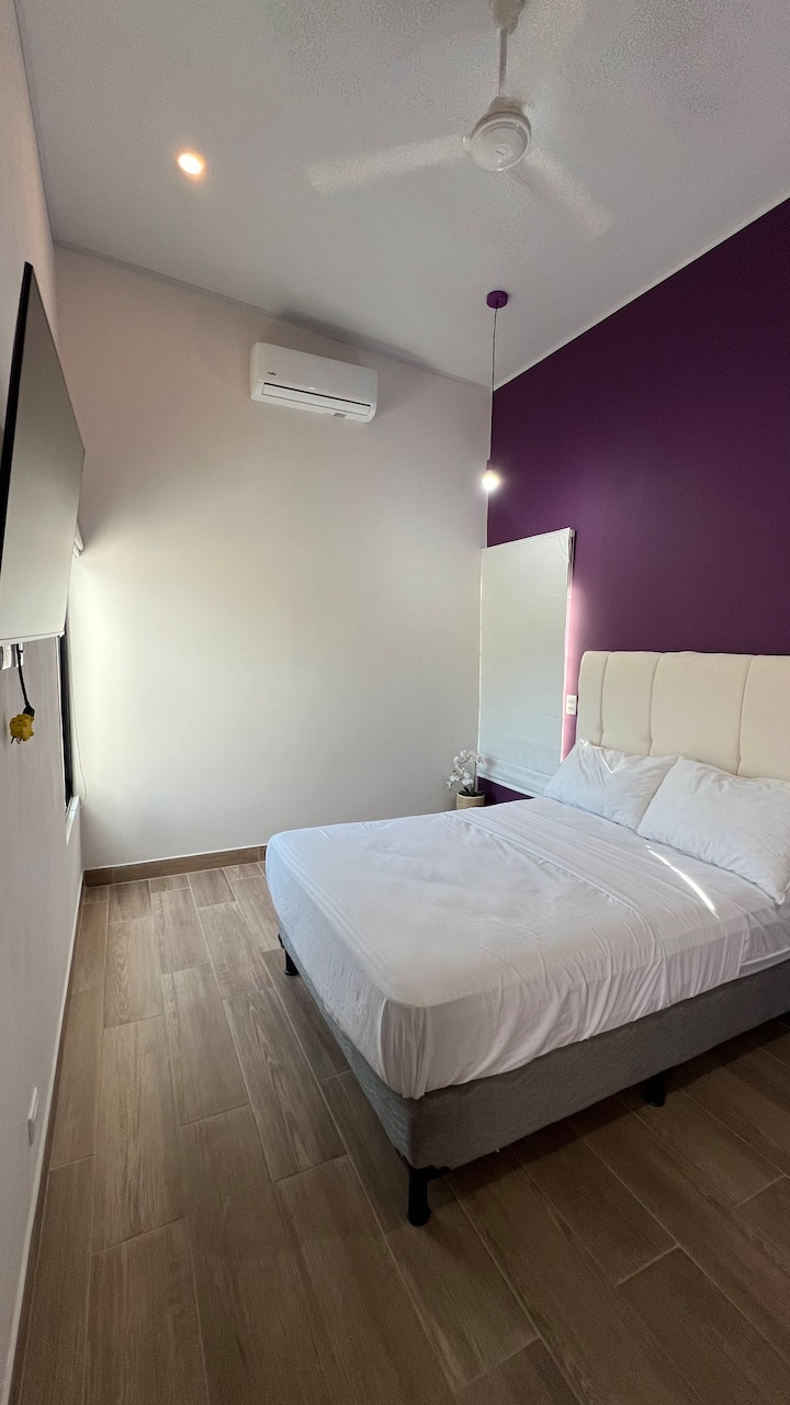 Ორივე ოთახს აქვს ჭერის ვენტილატორი და A/C სასიამოვნო დასვენებისთვის.