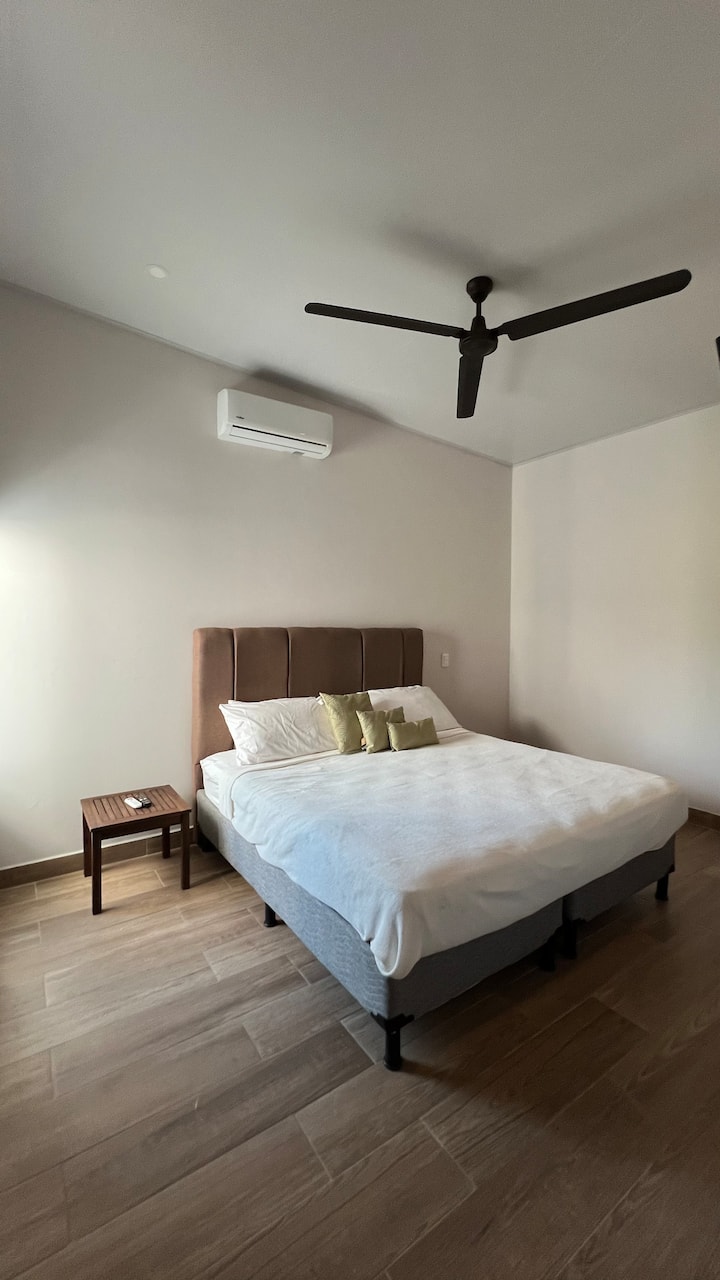 Ორივე ოთახს აქვს ჭერის ვენტილატორი და A/C სასიამოვნო დასვენებისთვის.