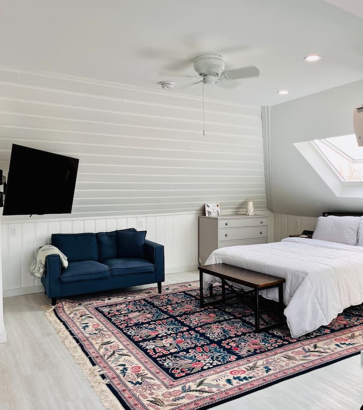 Ova se spavaća soba nalazi na gornjem katu na trećem katu u otvorenom dnevnom boravku u potkrovlju.  Lagan je, prozračan i ima prekrasan pogled na močvaru.